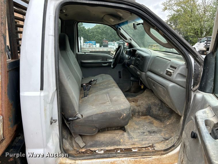 image for item NL9477 2004 Ford F550 Super Duty XL  flatbed truck