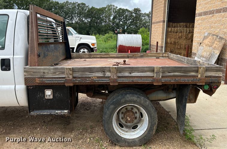 image for item NL9477 2004 Ford F550 Super Duty XL  flatbed truck