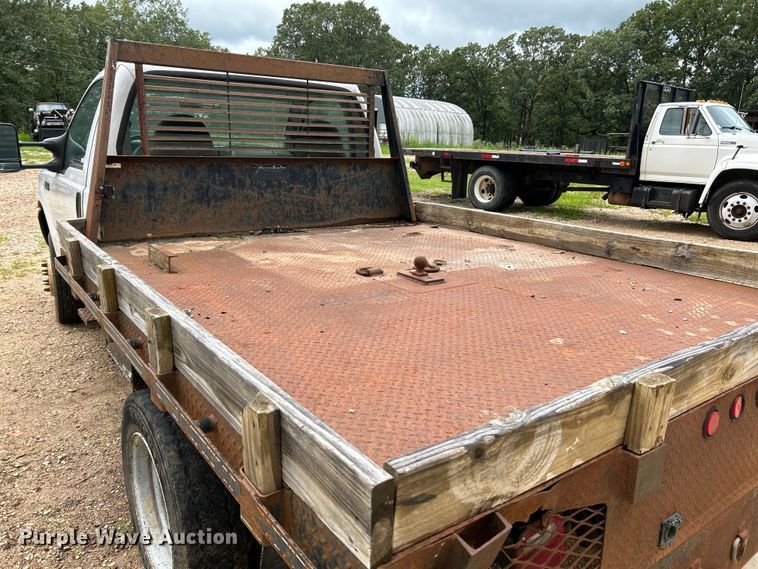 image for item NL9477 2004 Ford F550 Super Duty XL  flatbed truck