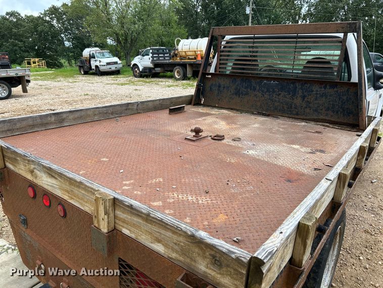 image for item NL9477 2004 Ford F550 Super Duty XL  flatbed truck
