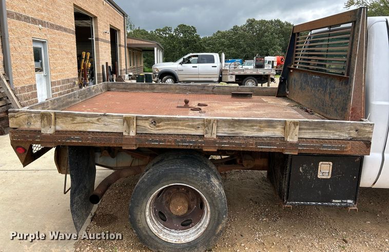 image for item NL9477 2004 Ford F550 Super Duty XL  flatbed truck