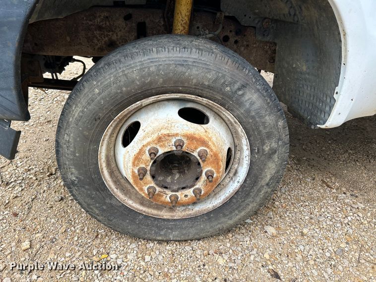 image for item NL9477 2004 Ford F550 Super Duty XL  flatbed truck