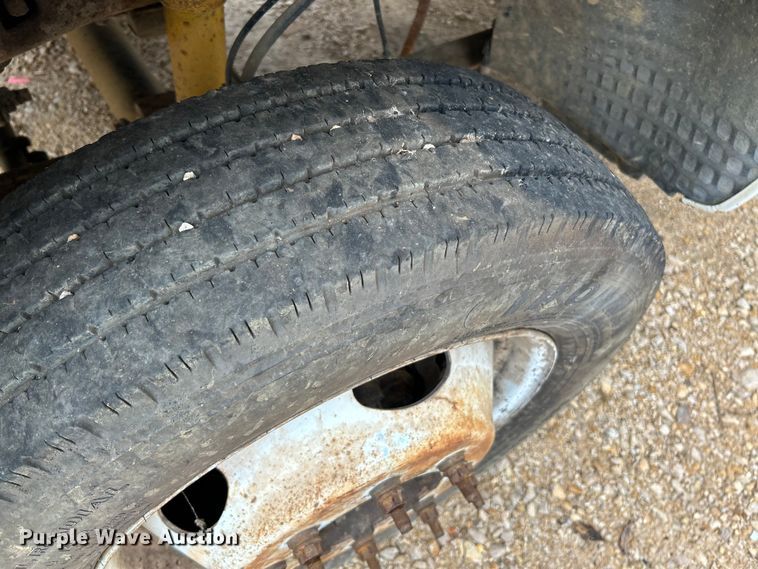 image for item NL9477 2004 Ford F550 Super Duty XL  flatbed truck