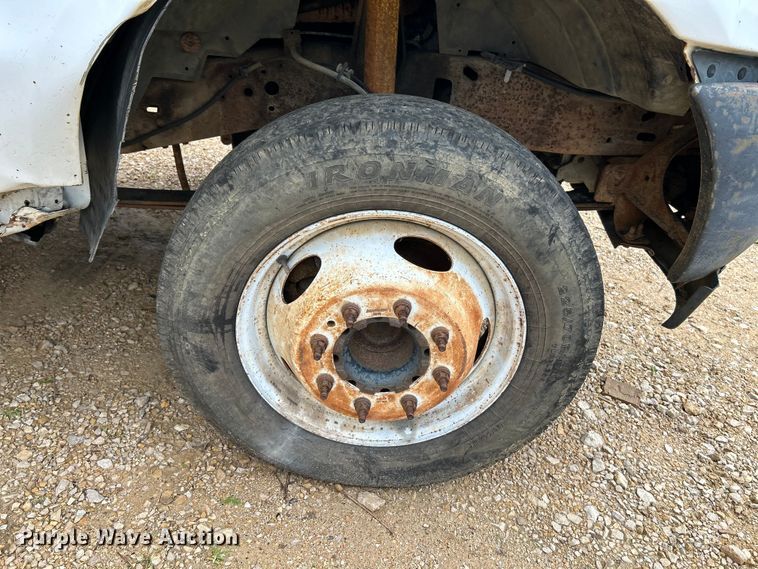 image for item NL9477 2004 Ford F550 Super Duty XL  flatbed truck