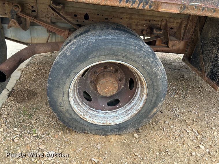 image for item NL9477 2004 Ford F550 Super Duty XL  flatbed truck