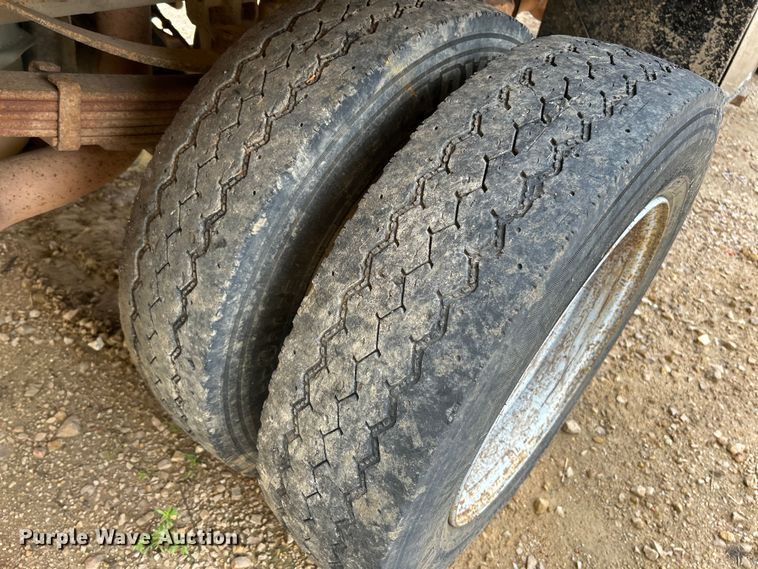 image for item NL9477 2004 Ford F550 Super Duty XL  flatbed truck