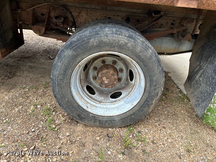 image for item NL9477 2004 Ford F550 Super Duty XL  flatbed truck