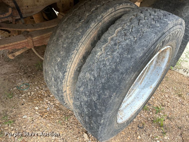 image for item NL9477 2004 Ford F550 Super Duty XL  flatbed truck