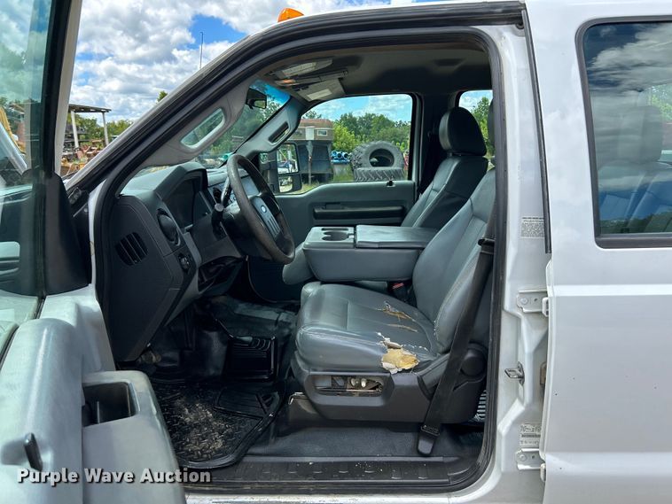 image for item NL9486 2015  Ford F550 Super Duty XL  Crew Cab utility / service truck