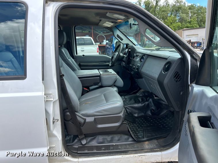 image for item NL9486 2015  Ford F550 Super Duty XL  Crew Cab utility / service truck