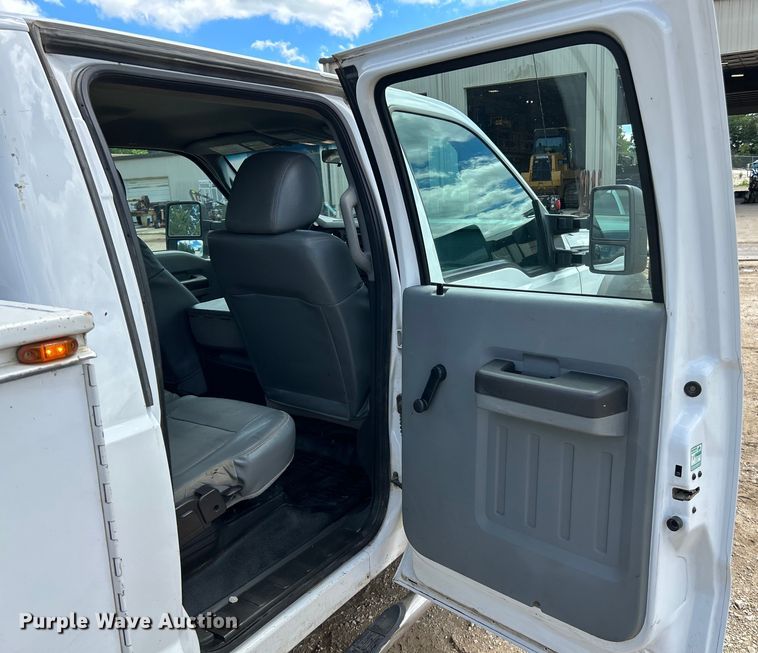 image for item NL9486 2015  Ford F550 Super Duty XL  Crew Cab utility / service truck