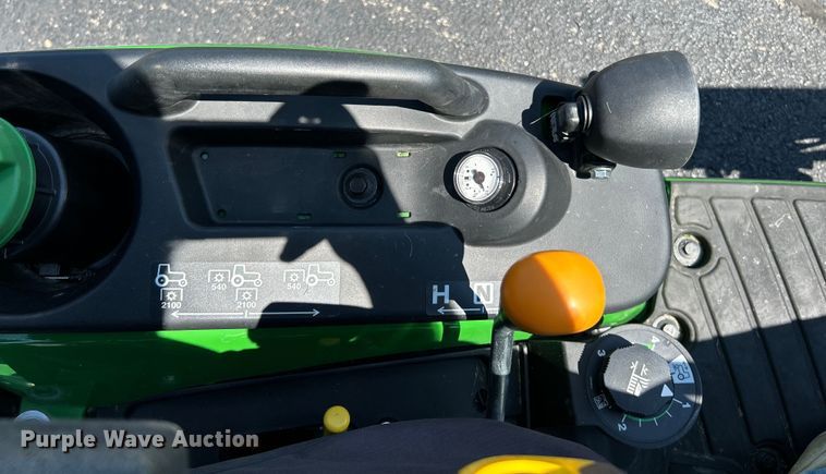 image for item NL9522 2019 John Deere 1025R  tractor