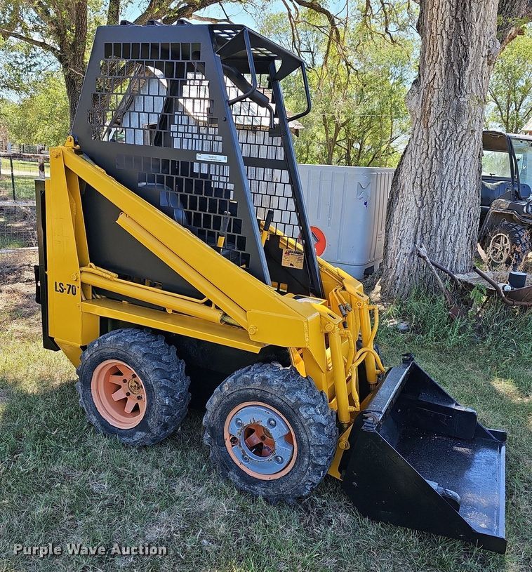 image for item NU9162 Hesston Prime mover L600  skid steer loader