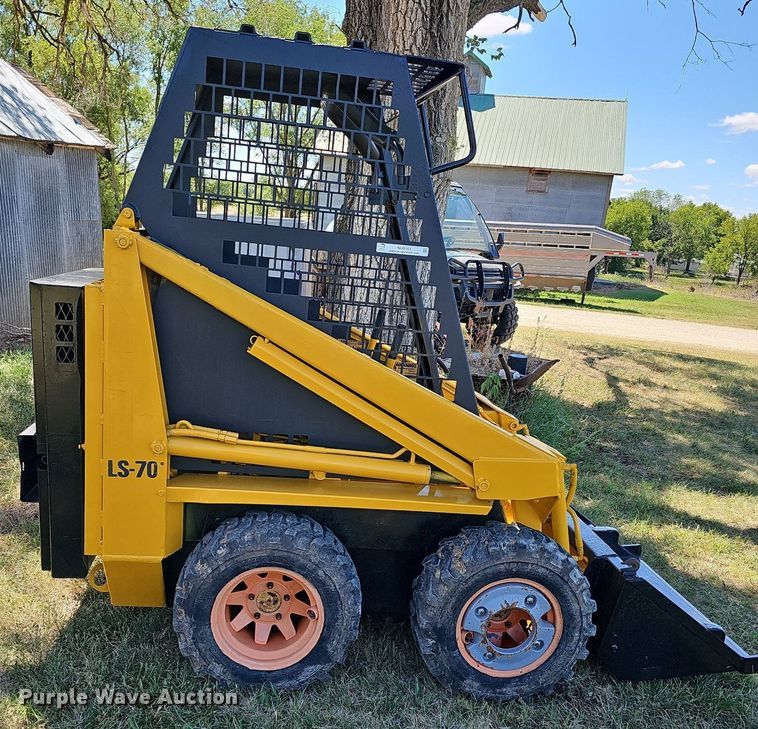 image for item NU9162 Hesston Prime mover L600  skid steer loader