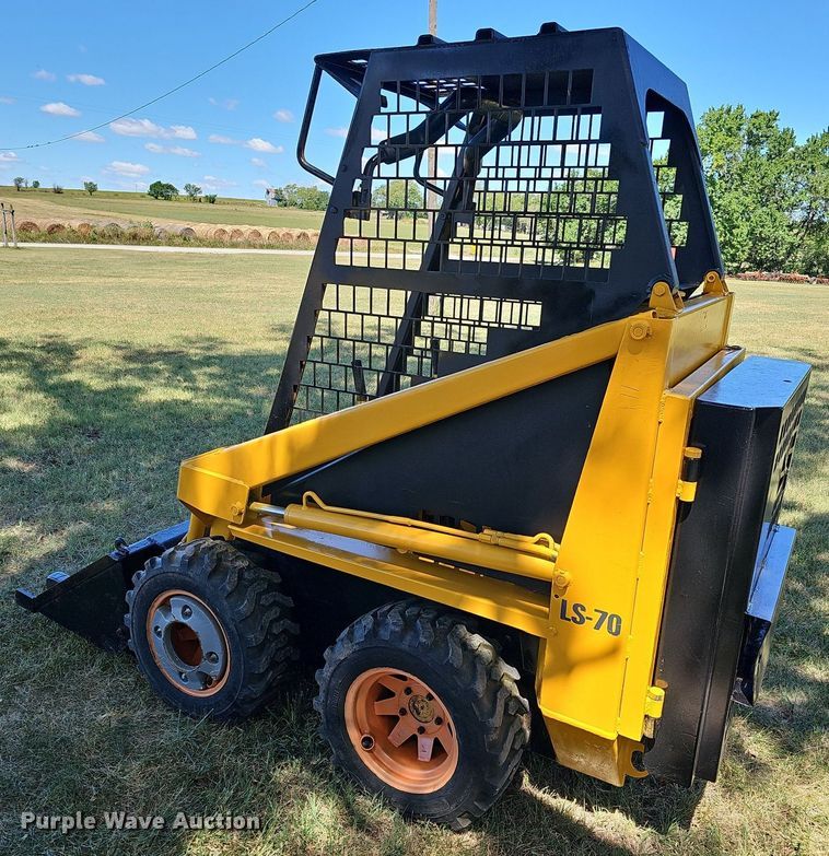 image for item NU9162 Hesston Prime mover L600  skid steer loader