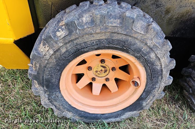 image for item NU9162 Hesston Prime mover L600  skid steer loader