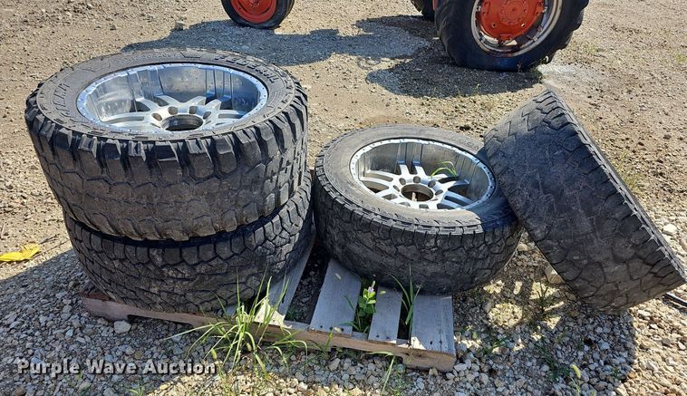 image for item NU9202 (4) tires and wheels