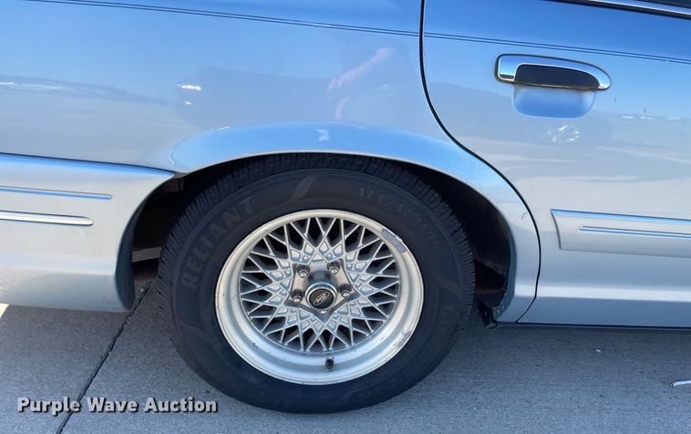 image for item NY9609 2001 Ford Crown Victoria LX