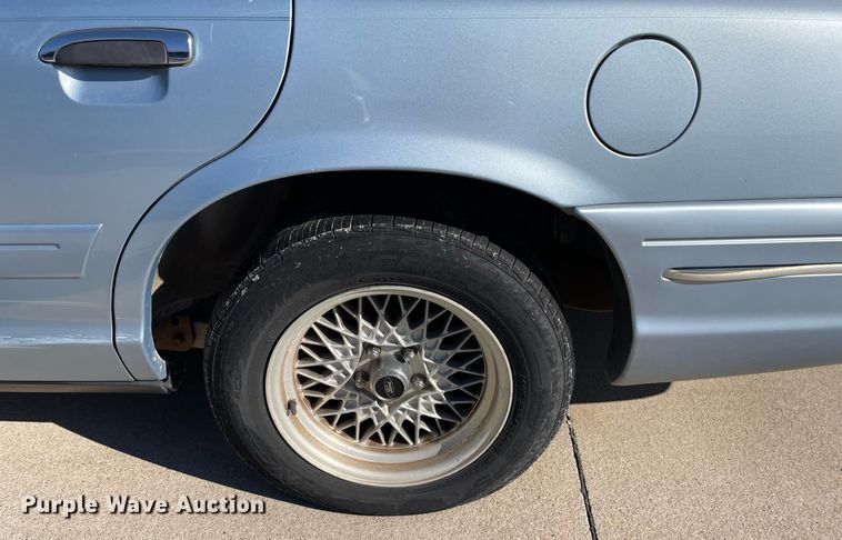 image for item NY9609 2001 Ford Crown Victoria LX