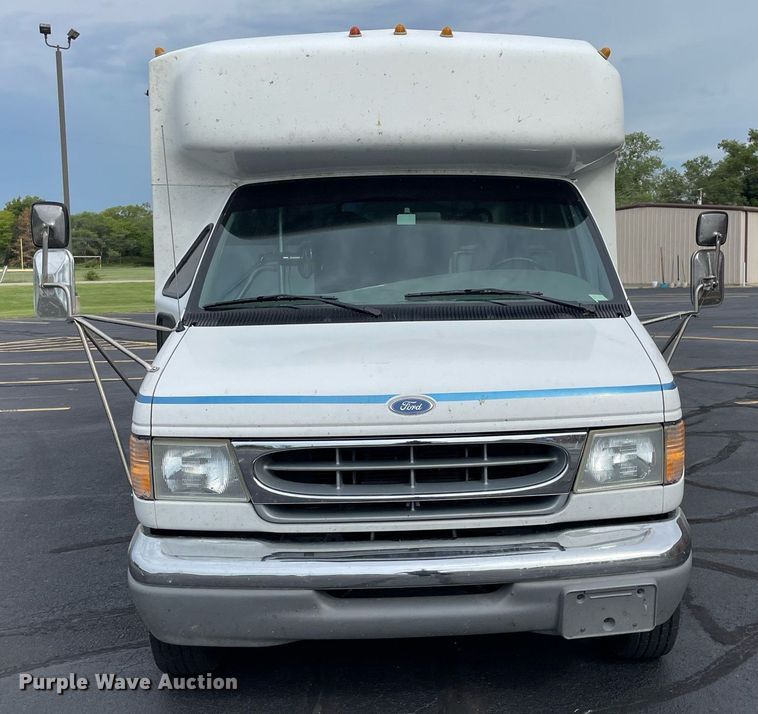 image for item NY9622 1997 Ford E450 Super Duty  shuttle bus