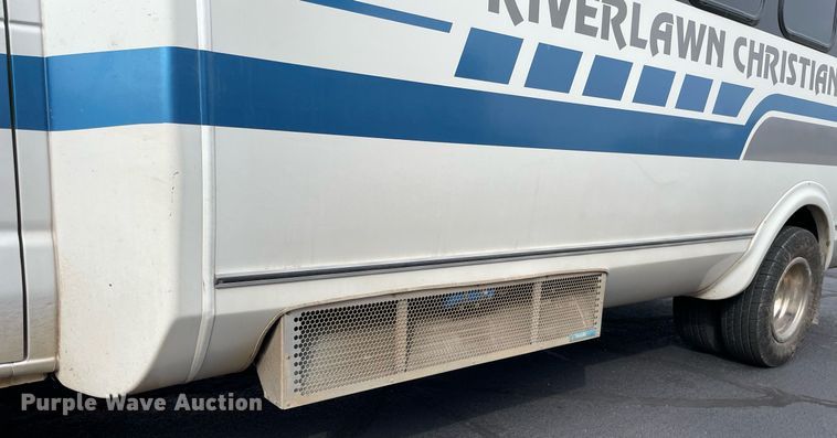 image for item NY9622 1997 Ford E450 Super Duty  shuttle bus