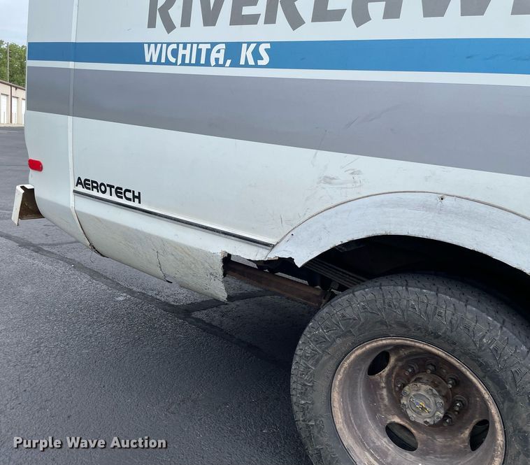 image for item NY9622 1997 Ford E450 Super Duty  shuttle bus