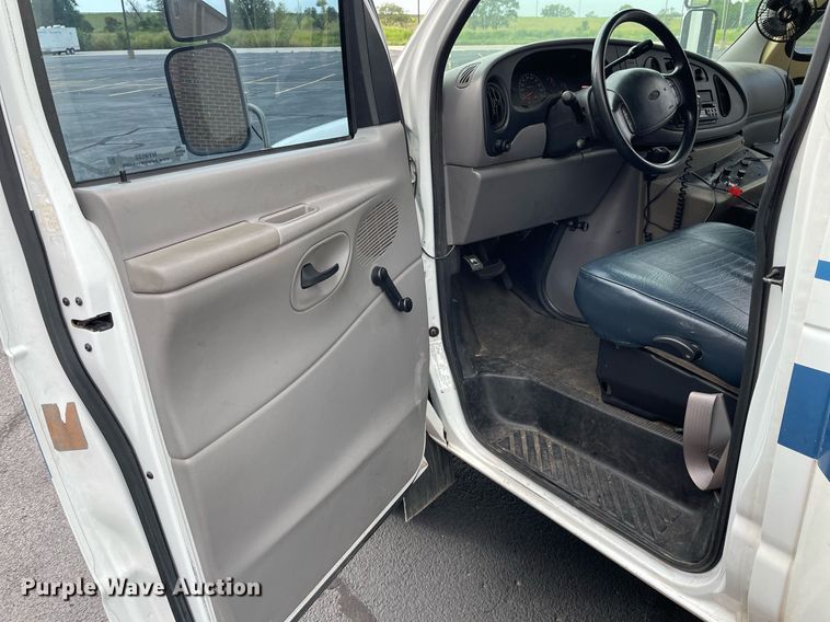 image for item NY9622 1997 Ford E450 Super Duty  shuttle bus