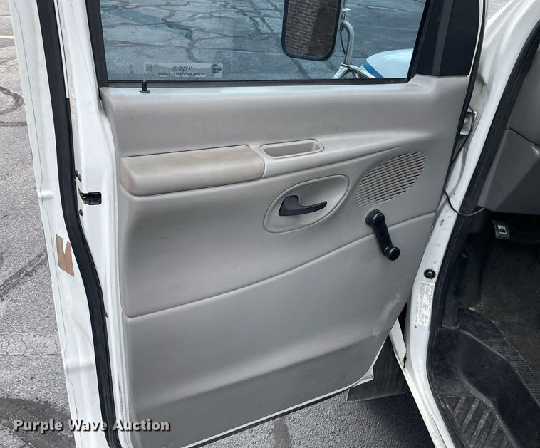 image for item NY9622 1997 Ford E450 Super Duty  shuttle bus