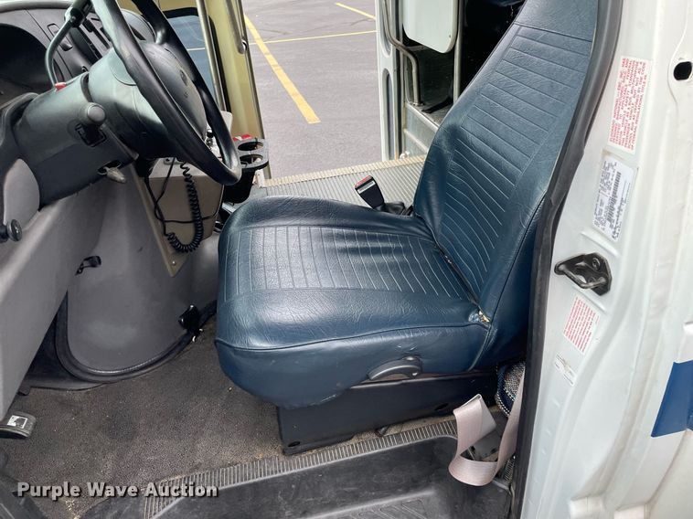 image for item NY9622 1997 Ford E450 Super Duty  shuttle bus