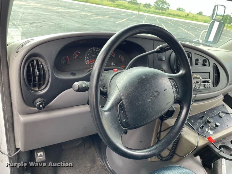 image for item NY9622 1997 Ford E450 Super Duty  shuttle bus