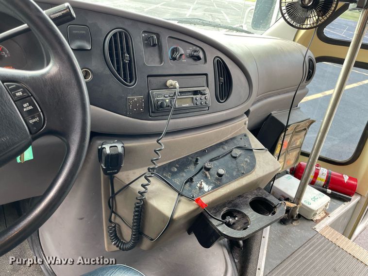 image for item NY9622 1997 Ford E450 Super Duty  shuttle bus