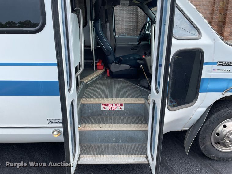 image for item NY9622 1997 Ford E450 Super Duty  shuttle bus