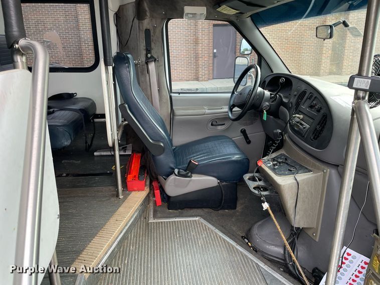 image for item NY9622 1997 Ford E450 Super Duty  shuttle bus
