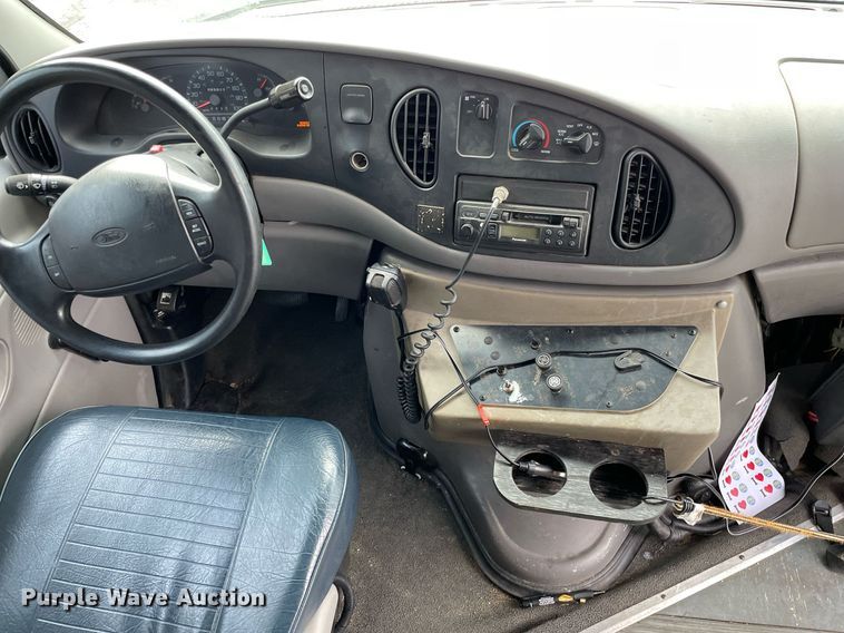 image for item NY9622 1997 Ford E450 Super Duty  shuttle bus