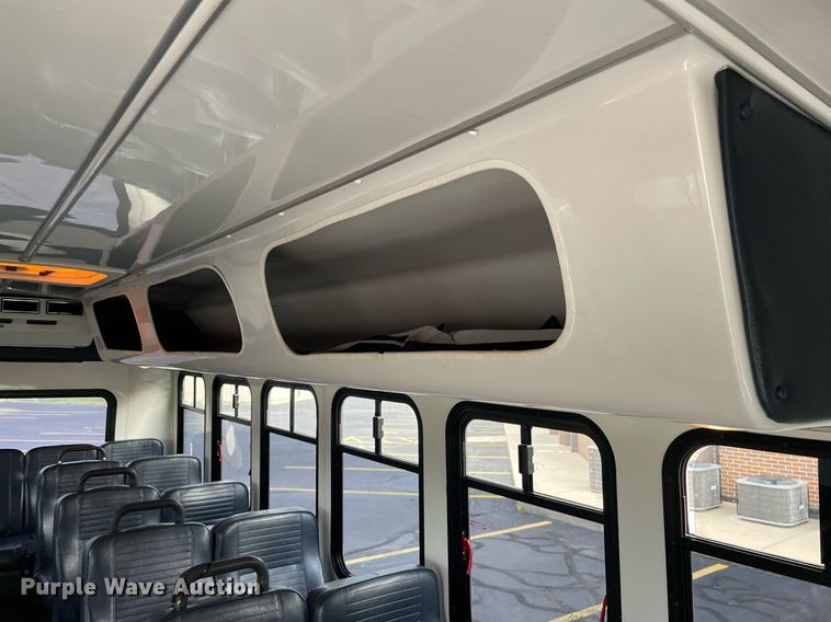 image for item NY9622 1997 Ford E450 Super Duty  shuttle bus