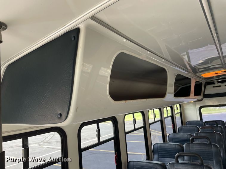 image for item NY9622 1997 Ford E450 Super Duty  shuttle bus