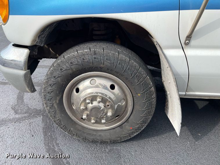 image for item NY9622 1997 Ford E450 Super Duty  shuttle bus