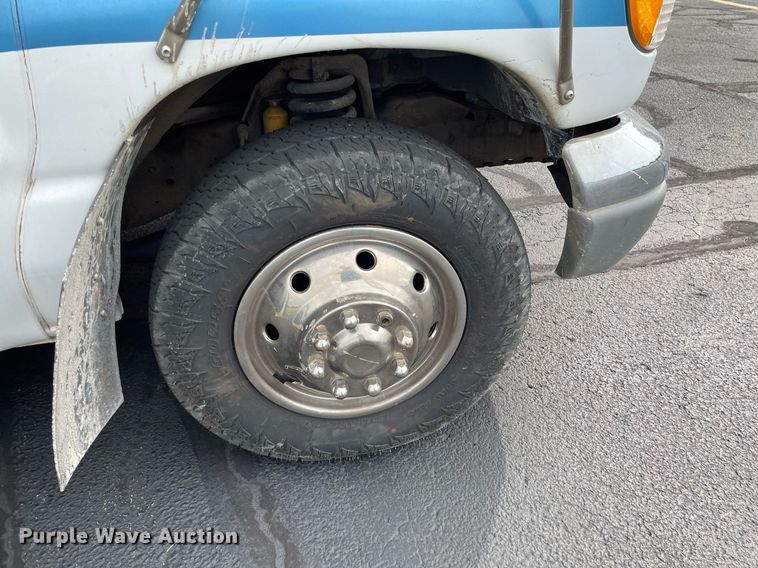 image for item NY9622 1997 Ford E450 Super Duty  shuttle bus