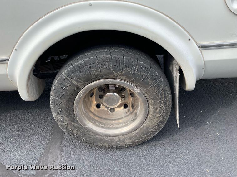 image for item NY9622 1997 Ford E450 Super Duty  shuttle bus