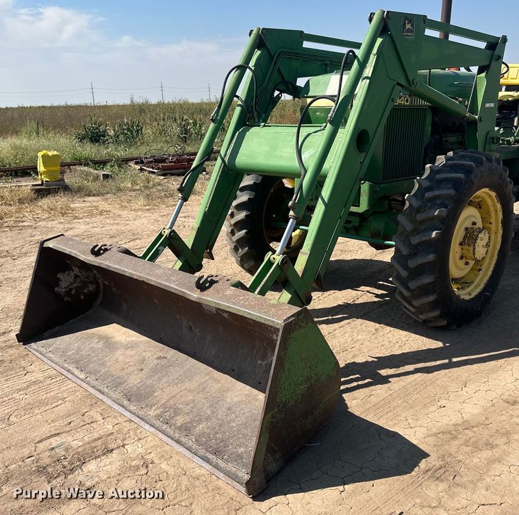 image for item OC9413 John Deere 260 loader