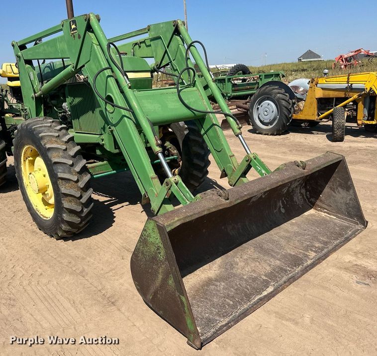 image for item OC9413 John Deere 260 loader