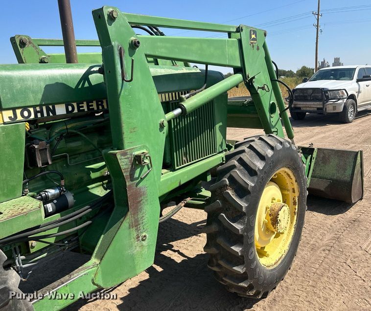 image for item OC9413 John Deere 260 loader