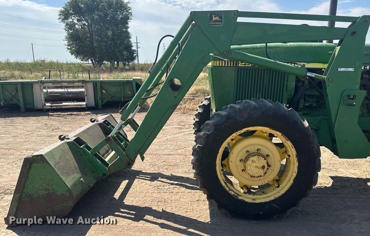 image for item OC9413 John Deere 260 loader
