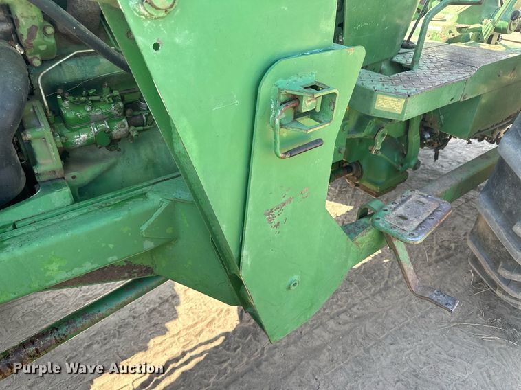 image for item OC9413 John Deere 260 loader