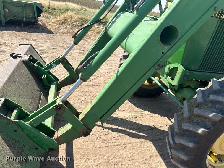 image for item OC9413 John Deere 260 loader