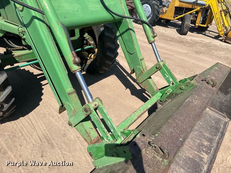 image for item OC9413 John Deere 260 loader
