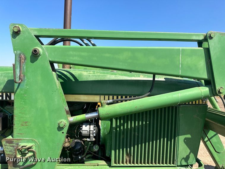 image for item OC9413 John Deere 260 loader