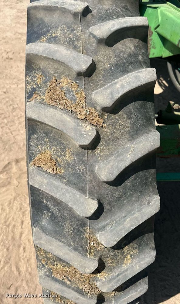 image for item OC9414 John Deere 2940 MFWD tractor