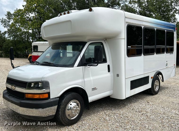 image for item OK9783 2009 Chevrolet Express 4500  shuttle bus