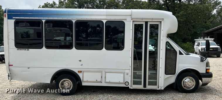 image for item OK9783 2009 Chevrolet Express 4500  shuttle bus